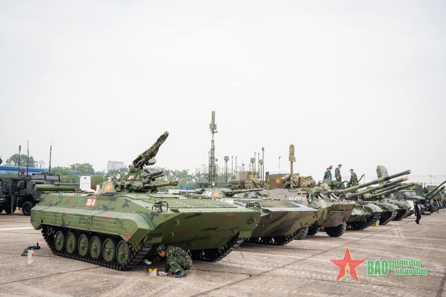 tungproxy's tweet photo. Xe chiến đấu bộ binh XCB-01 là một loại xe bọc thép do Tổng cục Công nghiệp quốc phòng Việt Nam thiết kế và chế tạo. Xe được phát triển dựa trên nguyên mẫu BMP-1 và lần đầu tiên được giới thiệu tại cuộc diễn tập của Quân đoàn 12. Tháp pháo của XCB-01 có hình thập giác, được trang bị 6 ống phóng lựu P-73-01 sử dụng để tiêu diệt xe cộ, công sự và sinh lực địch ở khoảng cách tới 700 m, tên lửa chống tăng CTVN-18, tổ hợp kính ngắm đa kênh 1PN22VN1, một súng máy đồng trục PKT 7,62 mm và nổi bật hơn cả là một súng máy phòng không 12,7 mm loại NSV gắn trên nóc xe.

The XCB-01 infantry fighting vehicle is an armored vehicle designed and manufactured by the Vietnam Defense Industry Department. It was developed based on the BMP-1 prototype and was first introduced during a drill by the 12th Corps. The XCB-01 features a hexagonal turret equipped with six P-73-01 grenade launchers for targeting vehicles, fortifications, and enemy personnel at distances up to 700 meters, CTVN-18 anti-tank missiles, a multi-channel sighting system (1PN22VN1), a co-axial PKT 7.62 mm machine gun, and notably, a 12.7 mm NSV anti-aircraft machine gun mounted on the roof.

Chi tiết: https://t.co/8eMNnQOMjl

#VietnamDefenceExpo #defenceexpo #tank #fightingvehicle