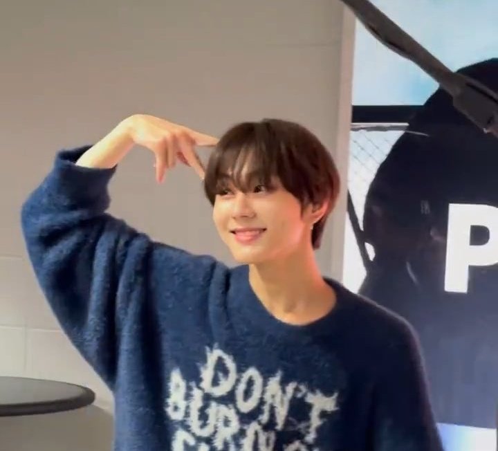 wonsmoons's tweet photo. 24/7 ; Yang Jungwon 🩷 https://t.co/QIktkbHktD