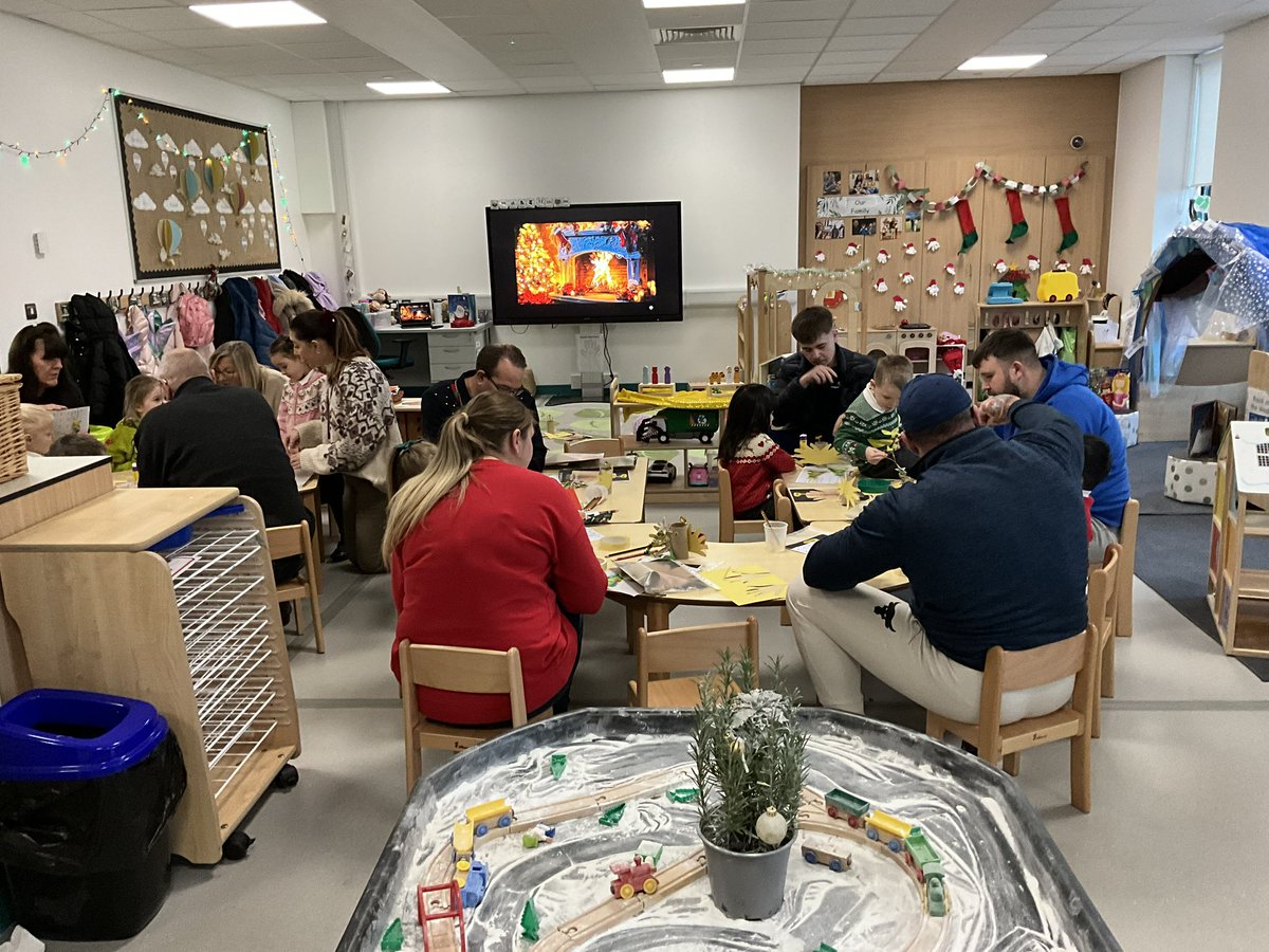 We loved welcoming our parents and grandparents into school today for a festive Christmas craft session! 🎄