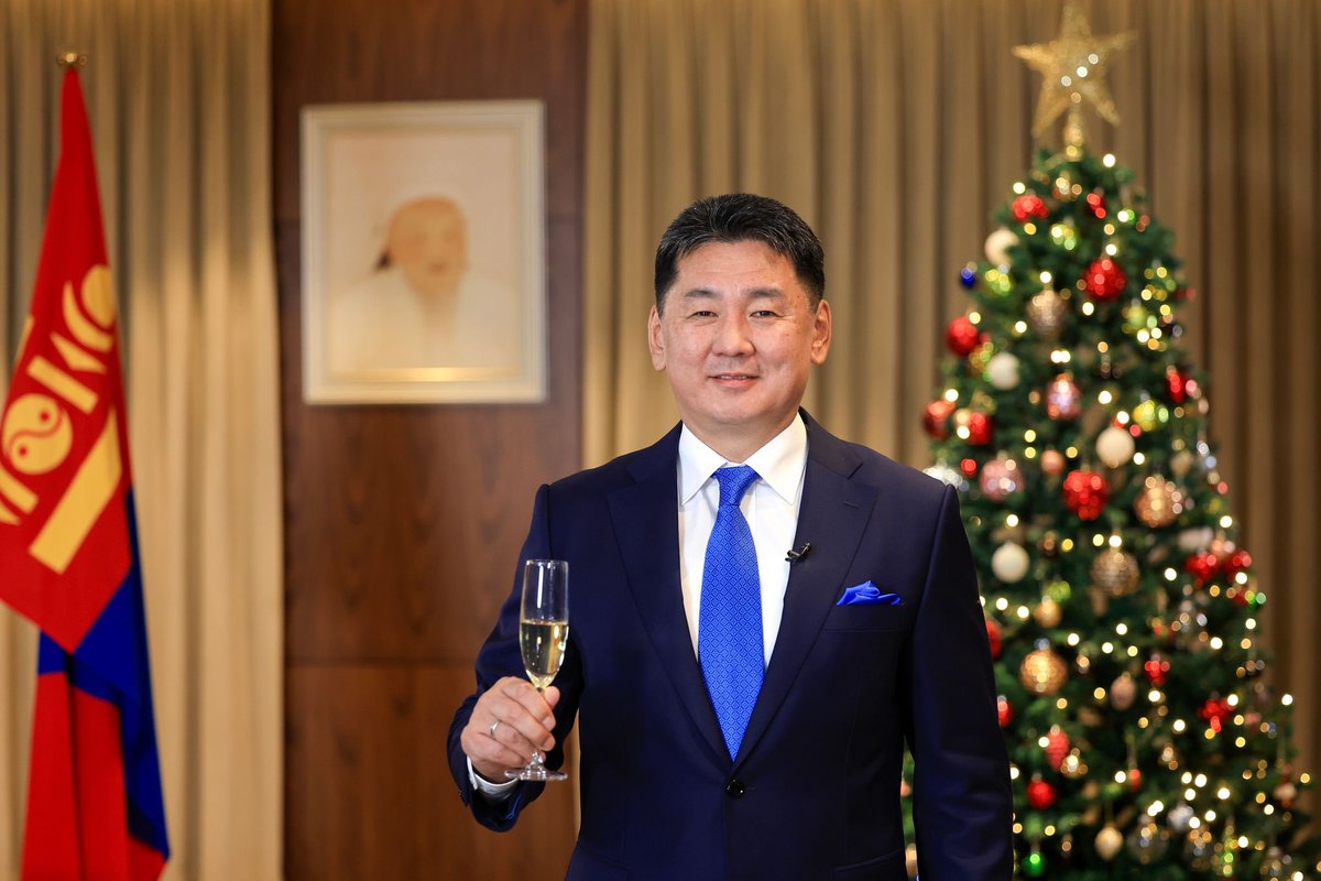 Шинэ жилээр л битгий улс орон маань хөгжөөд гарч өгч байна гэж попроорой, үнэндээ бид чинь мэдлэг чадвар дутаад дамартаж өгч байнаа гэвэл ойлгоё. Үнэн юм үнэнээрээ сайхан