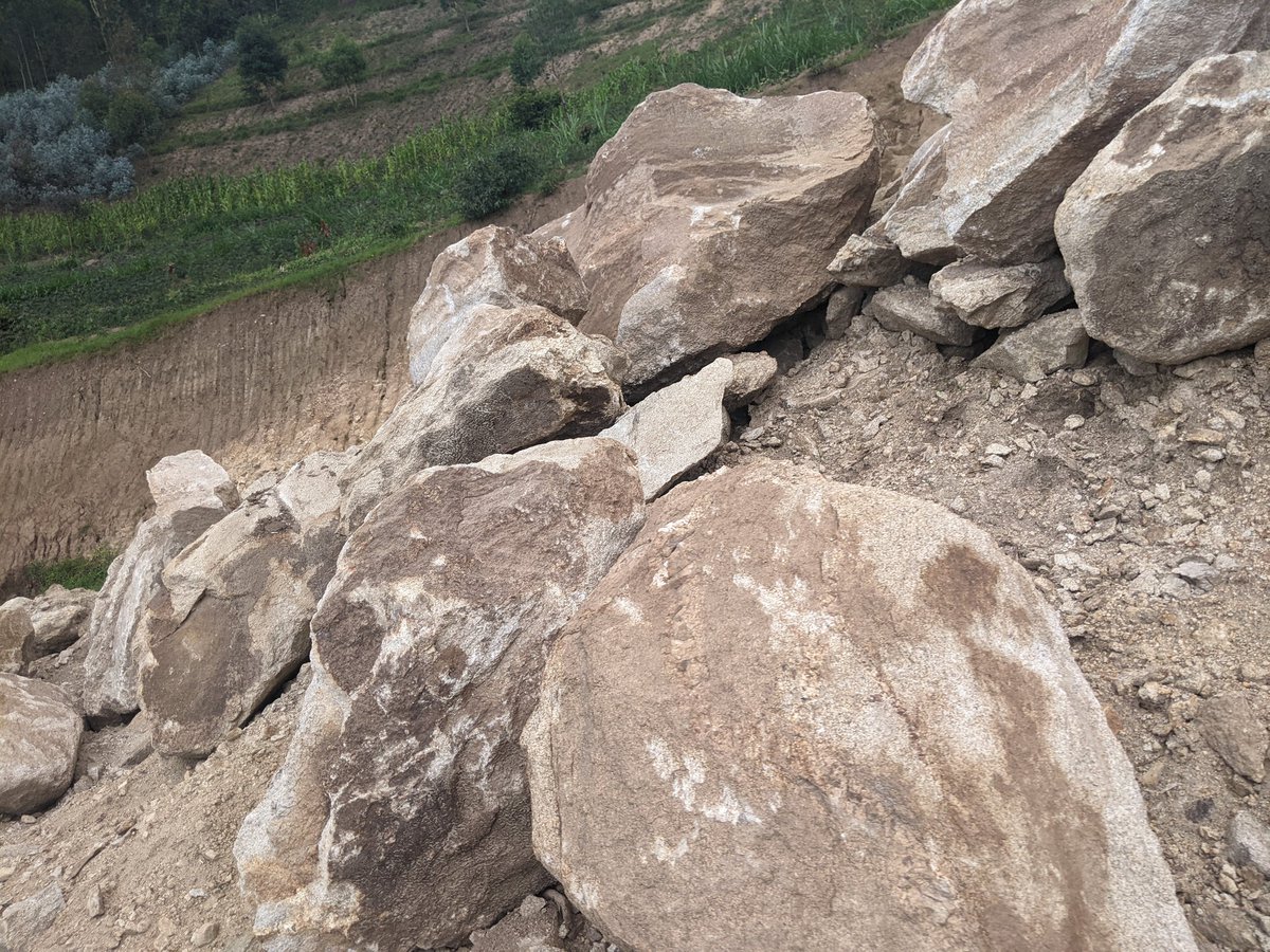 AGARwanda1's tweet photo. @RutsiroDistrict  Umuhanda #nkomero  #Boneza  
Turibaza  amaherezo yuyumuhanda 
Abawukoraga barawutaye 
Ubu nibibuye bihiranga mumuhanda  amazu yasigaye kumanga 
Rutsiro yacu budget yarashize cg?
@RwandaLocalGov https://t.co/pdx6ZWMICm
