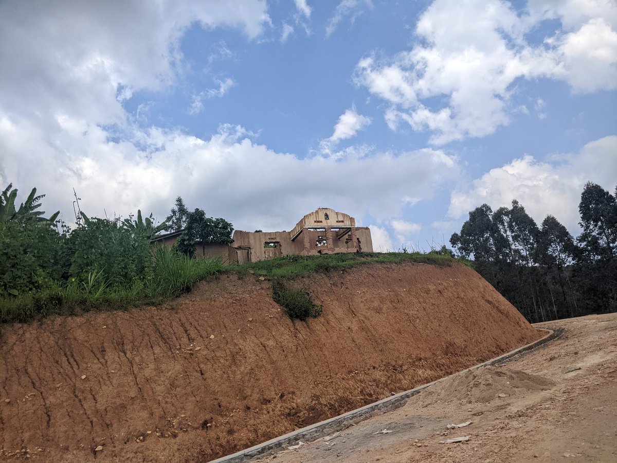 AGARwanda1's tweet photo. @RutsiroDistrict  Umuhanda #nkomero  #Boneza  
Turibaza  amaherezo yuyumuhanda 
Abawukoraga barawutaye 
Ubu nibibuye bihiranga mumuhanda  amazu yasigaye kumanga 
Rutsiro yacu budget yarashize cg?
@RwandaLocalGov https://t.co/pdx6ZWMICm