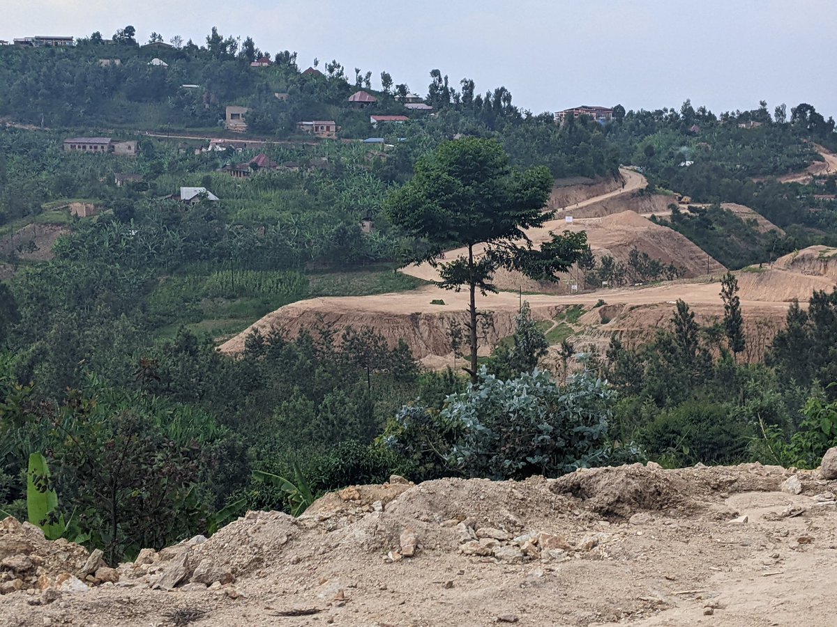 AGARwanda1's tweet photo. @RutsiroDistrict  Umuhanda #nkomero  #Boneza  
Turibaza  amaherezo yuyumuhanda 
Abawukoraga barawutaye 
Ubu nibibuye bihiranga mumuhanda  amazu yasigaye kumanga 
Rutsiro yacu budget yarashize cg?
@RwandaLocalGov https://t.co/pdx6ZWMICm