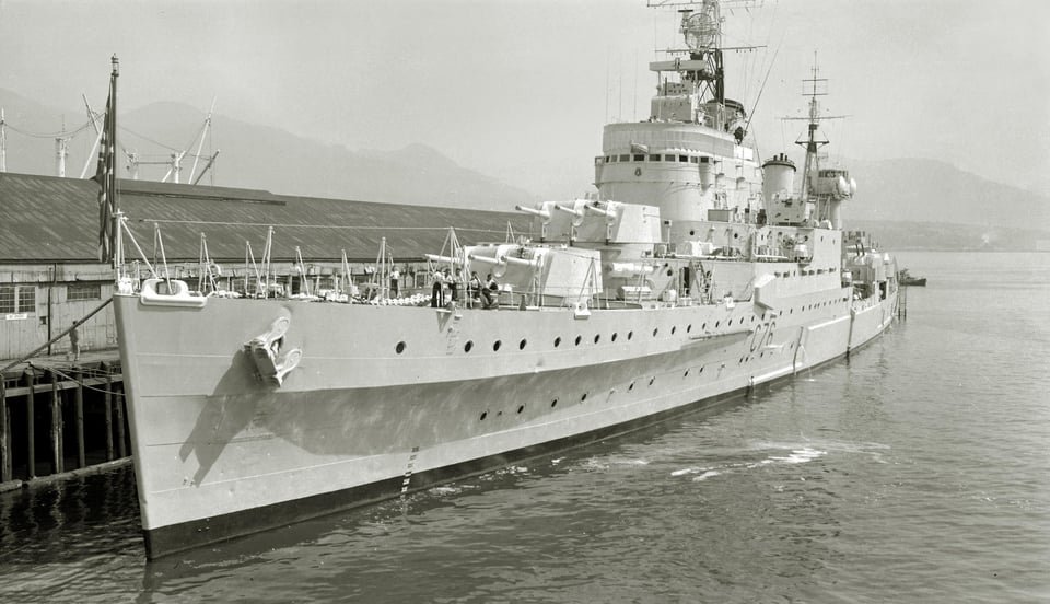 r116440's tweet photo. 🇬🇧 @RoyalNavy Town-class (Southampton subclass) light #cruiser HMS Newcastle (C76) in Vancouver, July 30, 1953 #warship #navy #naval #C76 #HMSNewcastle https://t.co/sIDrOKSP5S