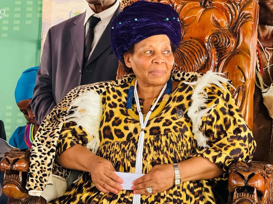 OtpLimpopo's tweet photo. Premier Dr @PhophiRamathuba pays a courtesy visit to Acting Queen Her Majesty Manyaku Maria Thulare at her Royal House, Mohlaletsi, Sekhukhune District, and formally presents her with a certificate, appointing the acting Queen to her role. #7thAdministration #LeaveNoOneBehind https://t.co/YiOQ8qyRaA
