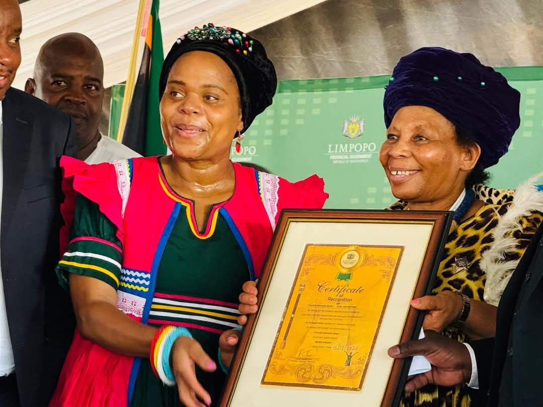 OtpLimpopo's tweet photo. Premier Dr @PhophiRamathuba pays a courtesy visit to Acting Queen Her Majesty Manyaku Maria Thulare at her Royal House, Mohlaletsi, Sekhukhune District, and formally presents her with a certificate, appointing the acting Queen to her role. #7thAdministration #LeaveNoOneBehind https://t.co/YiOQ8qyRaA