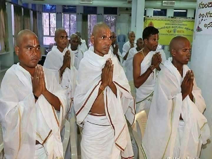 तिरुपति में 500 दलित पुजारियों की नियुक्ति...

मनुस्मृति के हिसाब से ये दलित भी पंडित बन गए लेकिन नीले बाबा की नीली डायरी में ये हमेसा दलित ही रहेंगे तो बताओ दोषी कौन नीली डायरी या मनुस्मृति??

आपको एक छोटे से पैराग्राफ में ये साफ़ कर दें की सनातन हिन्दू धर्म जितना एक ब्राह्मण का