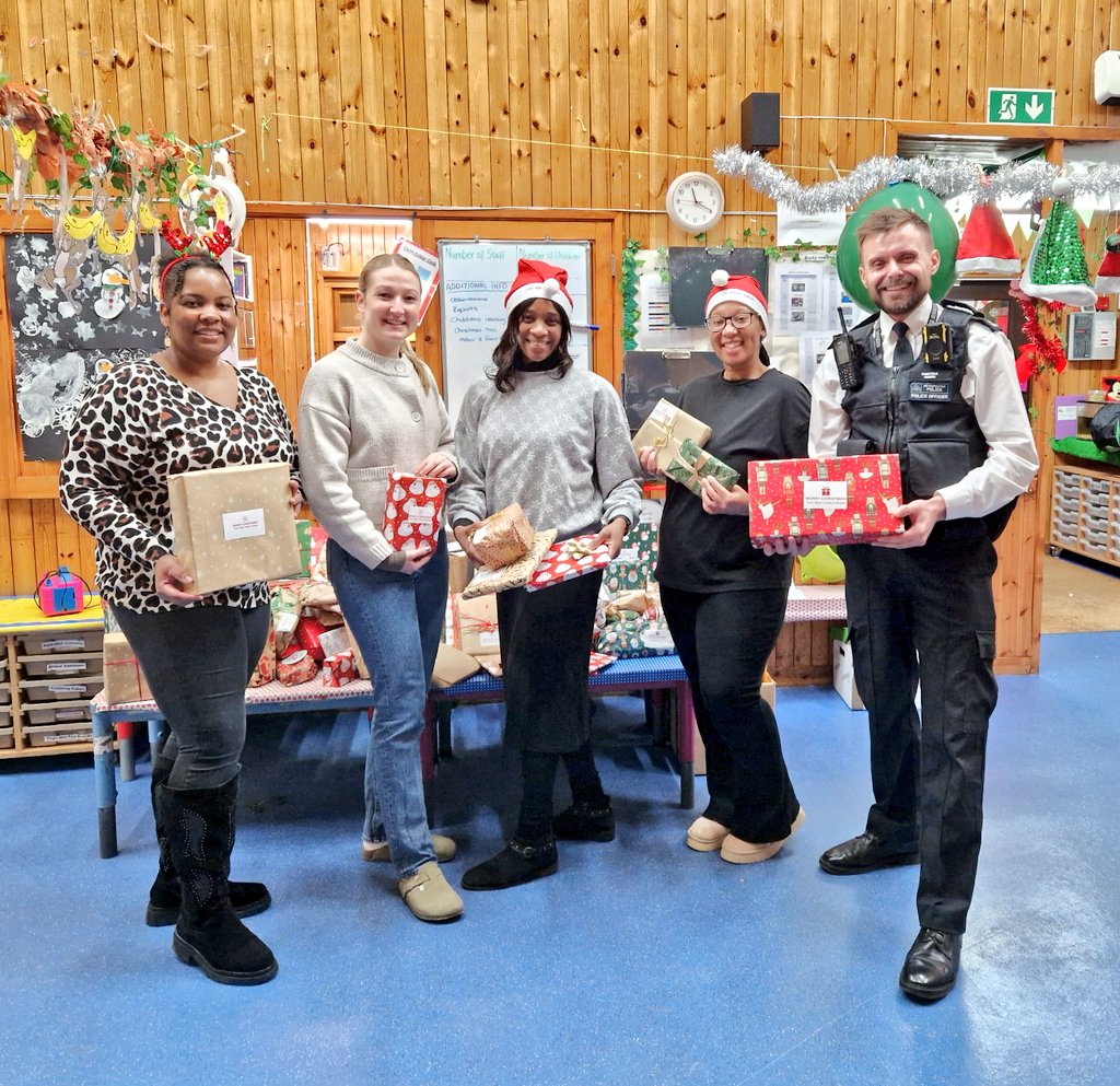 Thank you to our local hero's <a href="/MPSColdharbour/">Brixton North Police</a> <a href="/metpoliceuk/">Metropolitan Police</a> saved the day with gifts 🎁 for the End of Year community celebration at #lccatmaxroach ❤️🎉🎄🎉❤️
#giftcampaign #communitymagic