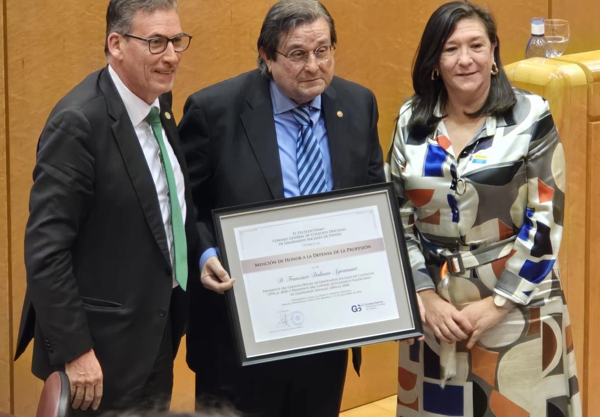 GraduatSocialcs's tweet photo. 📢 Francisco Dalmau, expresidente de nuestro colegio y del  Consejo Autonómico Valenciano de Graduados Sociales ha recibido la Mención de Honor a la Defensa de la Profesión  y la magistrada María Luisa Segoviano, la Gran Cruz de la Justicia Social del @CGCOGSE 

👏👏👏 https://t.co/tR1L3q9VRm