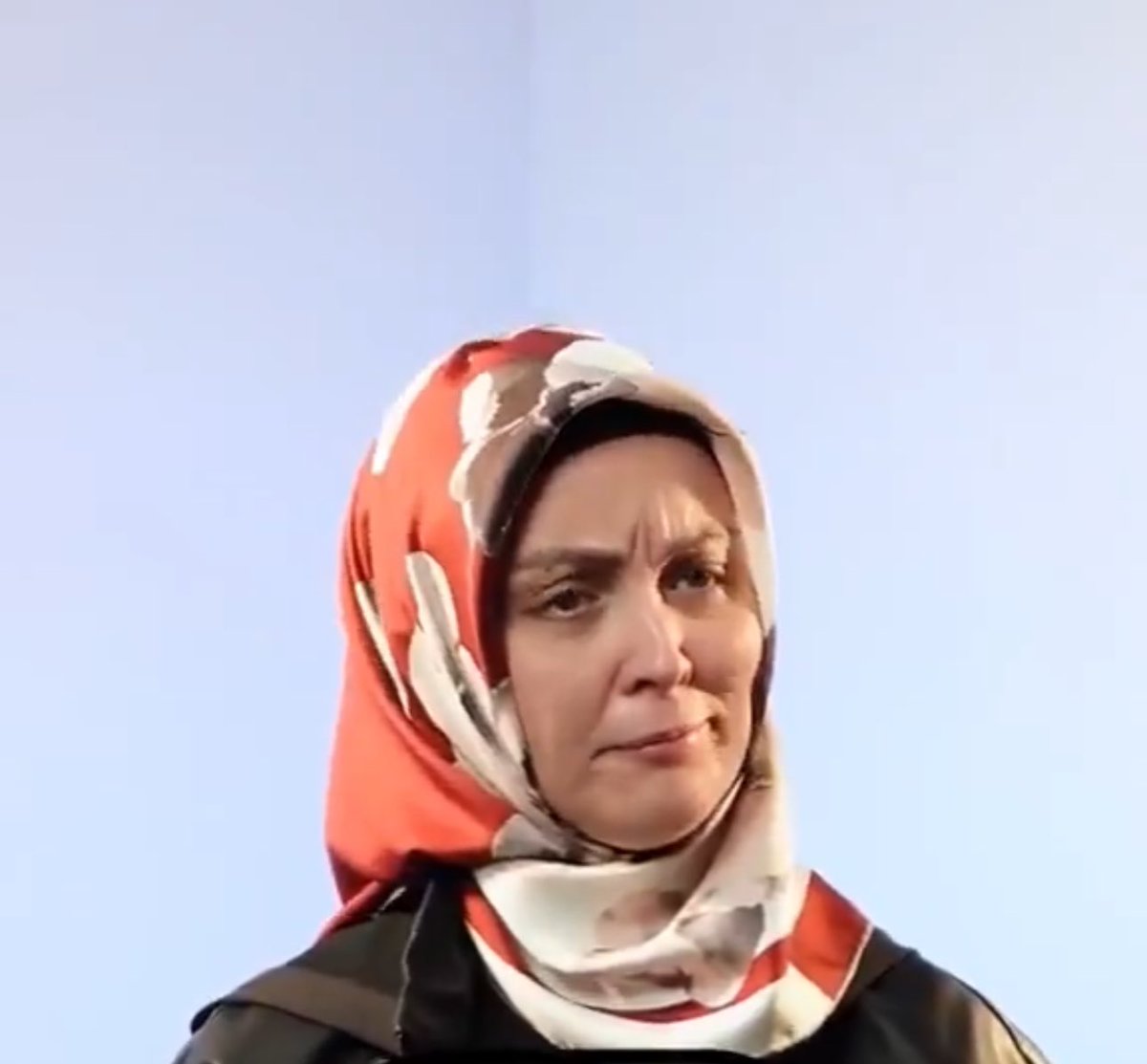 unutmanehri's tweet photo. Sabahtandır Hatice Kübra Tongar'ın aynı anda nasıl bir sürü lisans, yüksek lisans ve doktora yaparken onlarca kitap yazıp yüzlerce seminer verdiğini ve sosyal medya influencerlığı yaptığını anlamaya çalışıyorum. Olayın momfluencerlık olmadığını zaten okurken anlayacaksınız. + https://t.co/7vJnyGSd0f