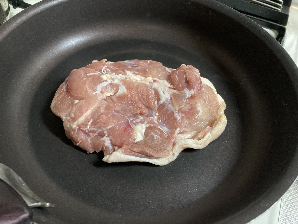 zennoh_food's tweet photo. ジングルベルが近づくこの季節におすすめのチキンステーキ。鶏もも肉に重量の1%の塩をまぶす→キッチンペーパーで巻く→保存容器に入れ2晩冷蔵→皮目からじっくり両面焼く→完成です。皮はパリッパリ＆中はジューシー…こんなにおいしいのを自分の手で作れるんだ！と自己肯定感爆上げクリスマスの予感 https://t.co/2k30TNBP0t