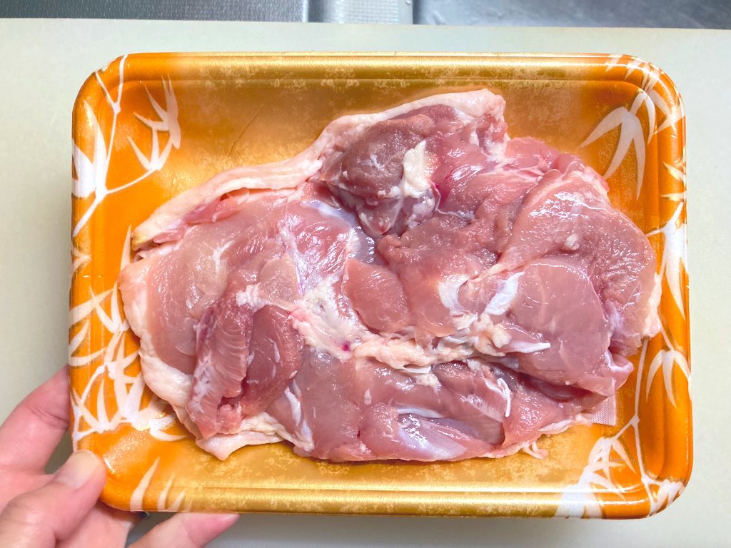 zennoh_food's tweet photo. ジングルベルが近づくこの季節におすすめのチキンステーキ。鶏もも肉に重量の1%の塩をまぶす→キッチンペーパーで巻く→保存容器に入れ2晩冷蔵→皮目からじっくり両面焼く→完成です。皮はパリッパリ＆中はジューシー…こんなにおいしいのを自分の手で作れるんだ！と自己肯定感爆上げクリスマスの予感 https://t.co/2k30TNBP0t