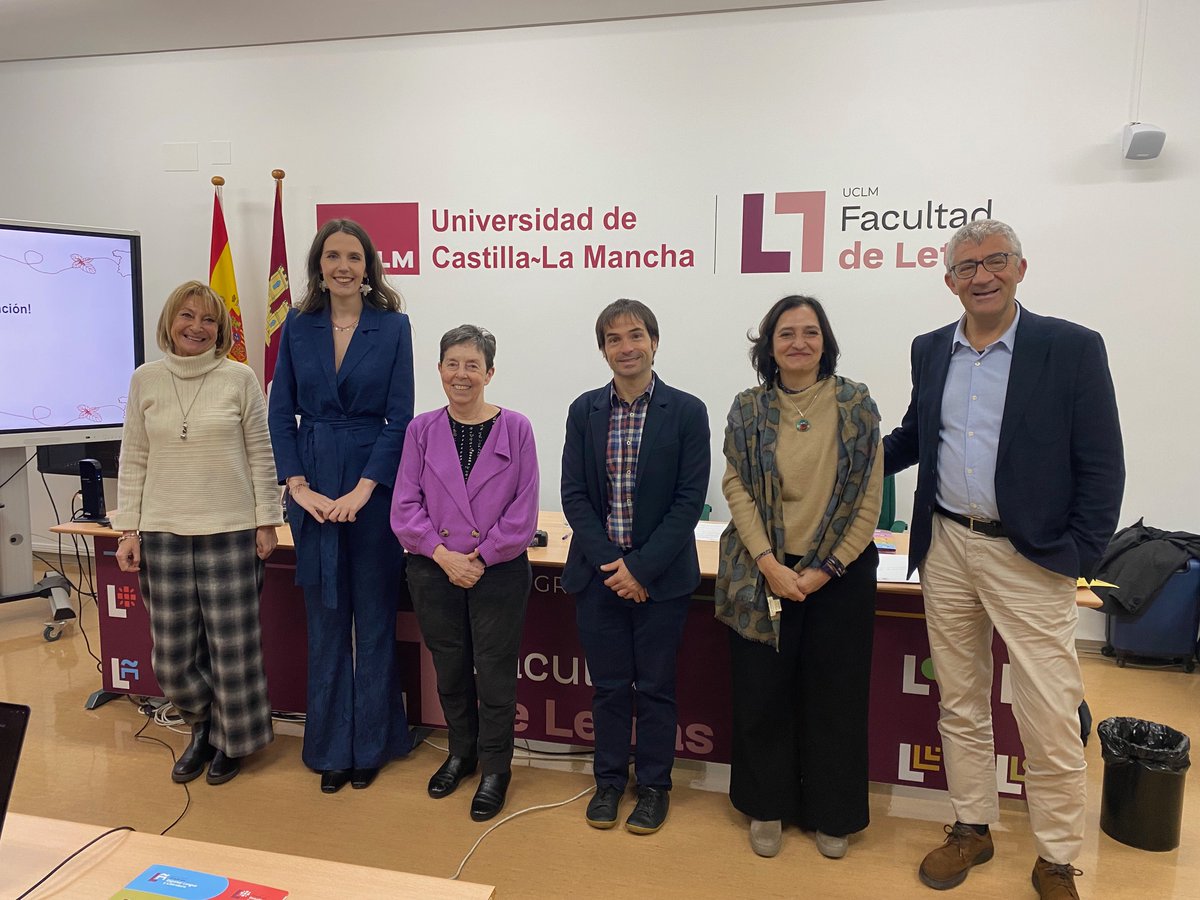 Otro momento felicísimo. Hoy ha defendido su tesis nuestra querida Pilar Peinado. ¡¡Muchísimas felicidades!! Disfruta este momento y descansa <a href="/PilarP_Exposito/">Pilar Peinado</a>  <a href="/HispanicasUCLM/">Hispánicas UCLM</a> <a href="/DeLetras_UCLM/">Facultad Letras UCLM</a>  🥳😍👏