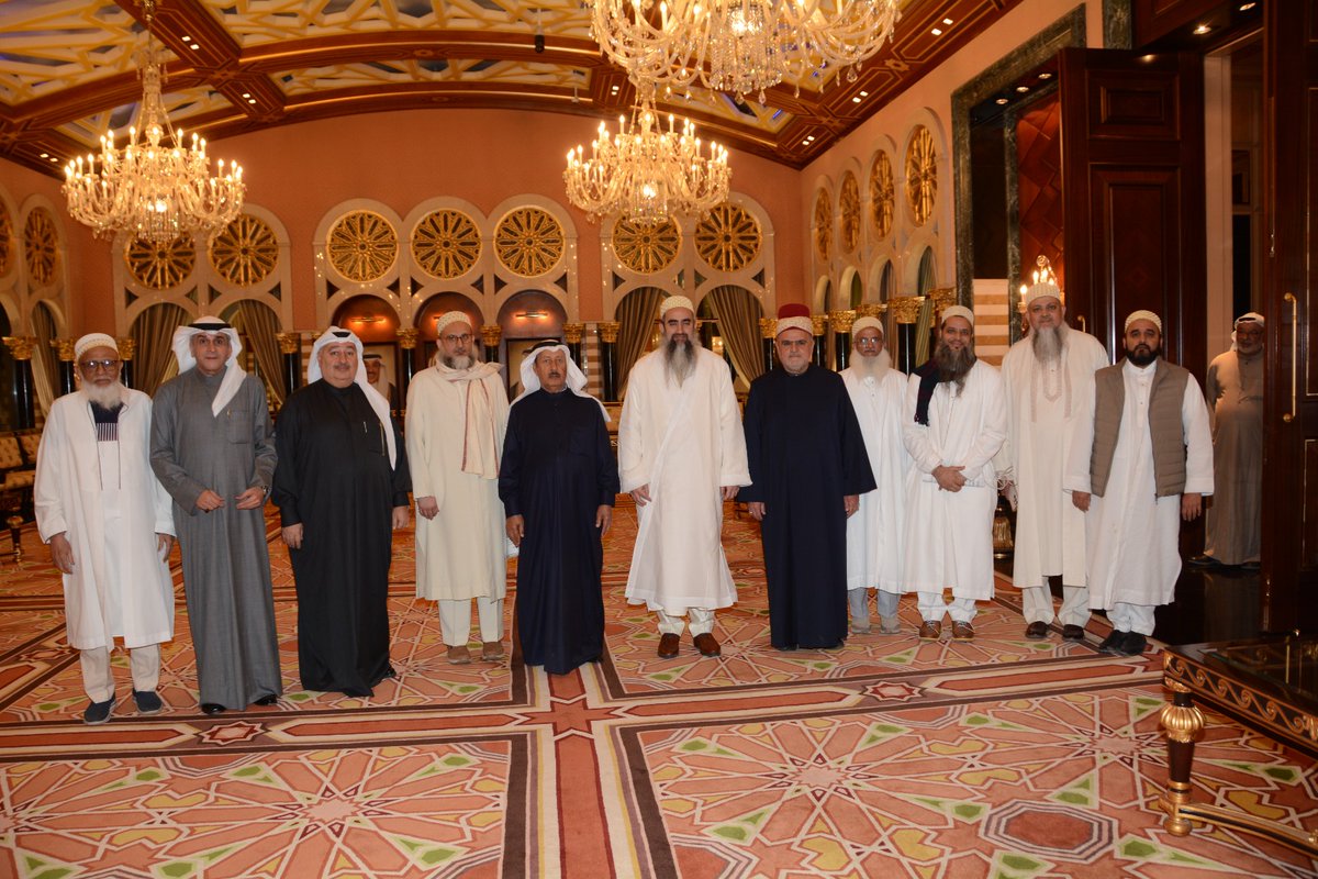 Bohras_MidEast's tweet photo. Shahzada Husain Burhanuddin accepted a generous invitation from esteemed #Kuwaiti businessmen Mr Jawad Ahmed Bu Khamseen and Mr Emad Jawad Abu Khamseen to visit the Bu Khamseen diwaniya. Renowned for its hospitality and community spirit, the 'Diwaniya' provided an ideal setting for the visit. Members of the Bu Khamseen family and other prominent guests warmly welcomed Shahzada Burhanuddin and his delegation, expressing admiration for the @Dawoodi_Bohras community's efforts in strengthening faith and community bonds
