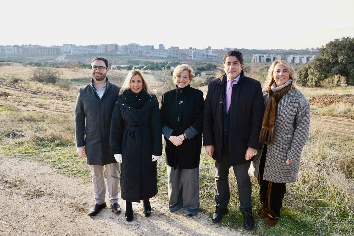 RocioGAlcantara's tweet photo. 🛣️ NUEVA CONEXIÓN ALCOBENDAS CON VALDEBEBAS

🤝 En campaña electoral visité la zona de La Carrascosa y me comprometí a explorar todas y cada una de las posibilidades para asfaltar el vial de 450 metros que conecta Alcobendas con Valdebebas. https://t.co/EZIX0A8FOo
