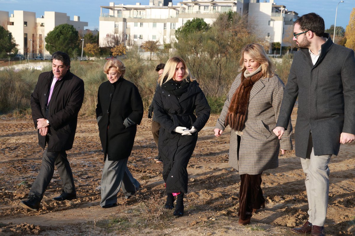 RocioGAlcantara's tweet photo. 🛣️ NUEVA CONEXIÓN ALCOBENDAS CON VALDEBEBAS

🤝 En campaña electoral visité la zona de La Carrascosa y me comprometí a explorar todas y cada una de las posibilidades para asfaltar el vial de 450 metros que conecta Alcobendas con Valdebebas. https://t.co/EZIX0A8FOo