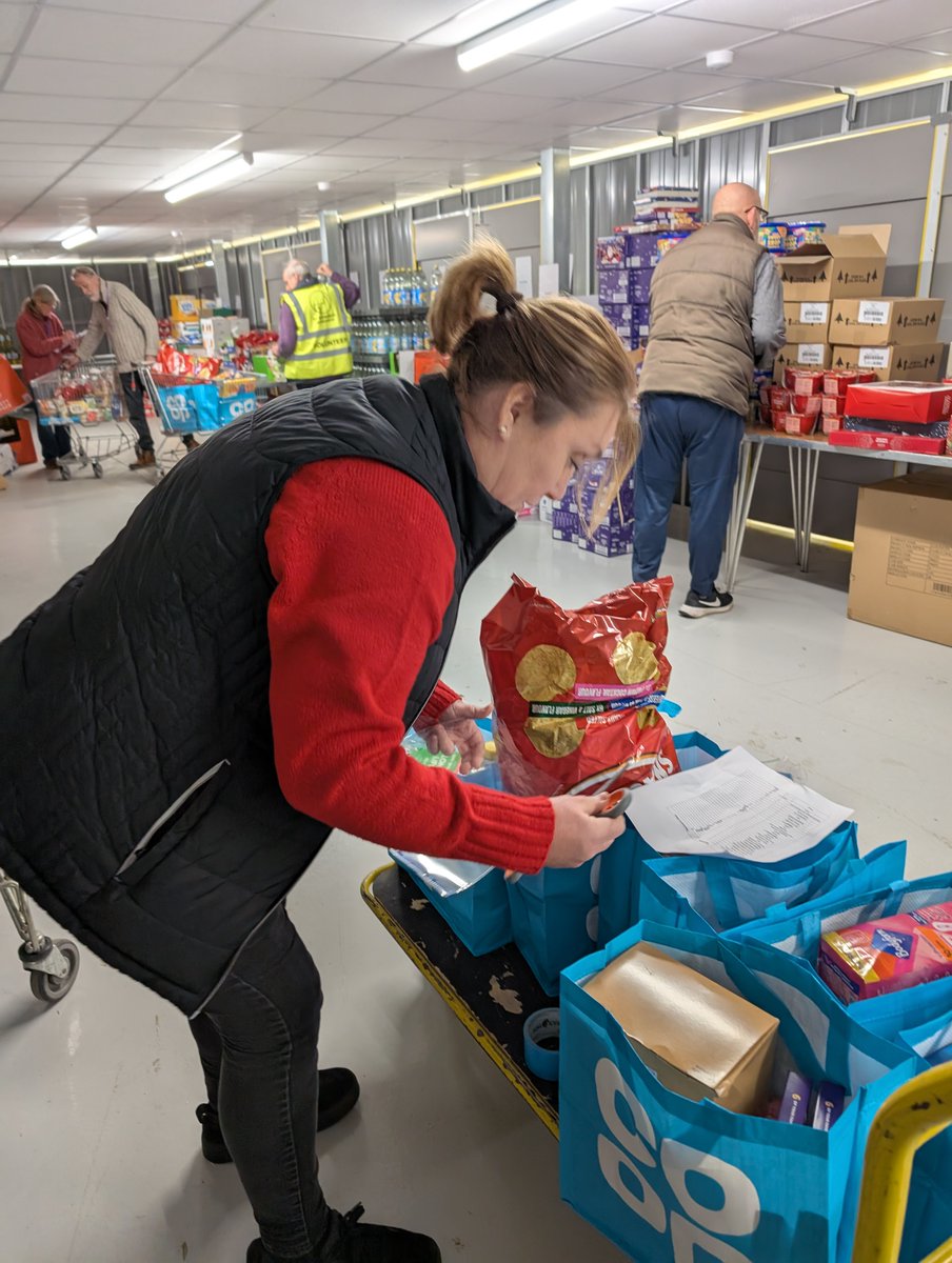 KangaBrom's tweet image. Its really quite Sad 🙁 to see how many people are struggling at this time of year lucky these guys are here to save the #Xmas day 🦸 #Roo was there to help too #Kangarooselfstorage #Wirralhampers 🦘
