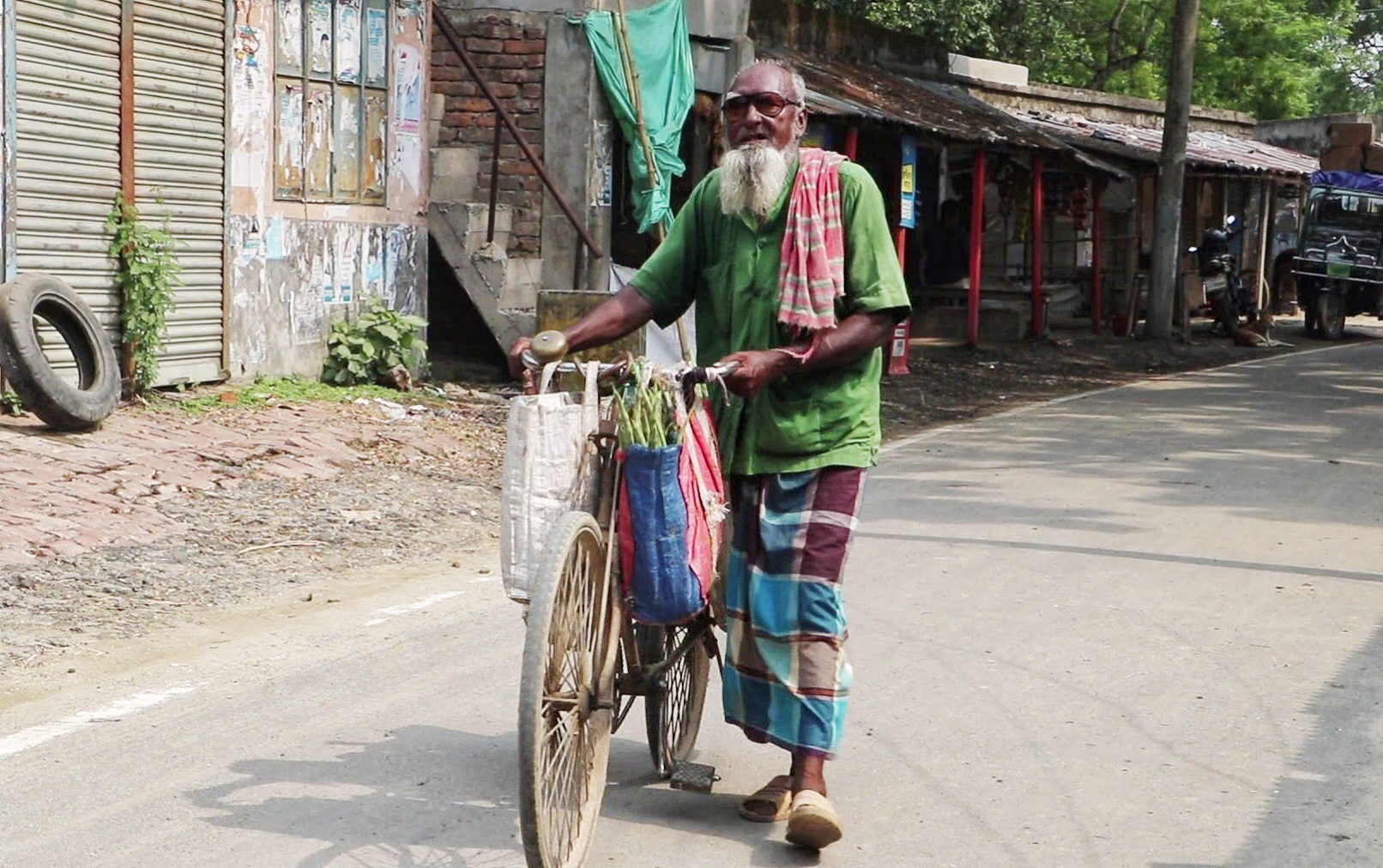 ঘড়ি ছাড়াই হাতের দিকে তাকিয়েই সময় বলে দেন নওগাঁর ইয়াছিন