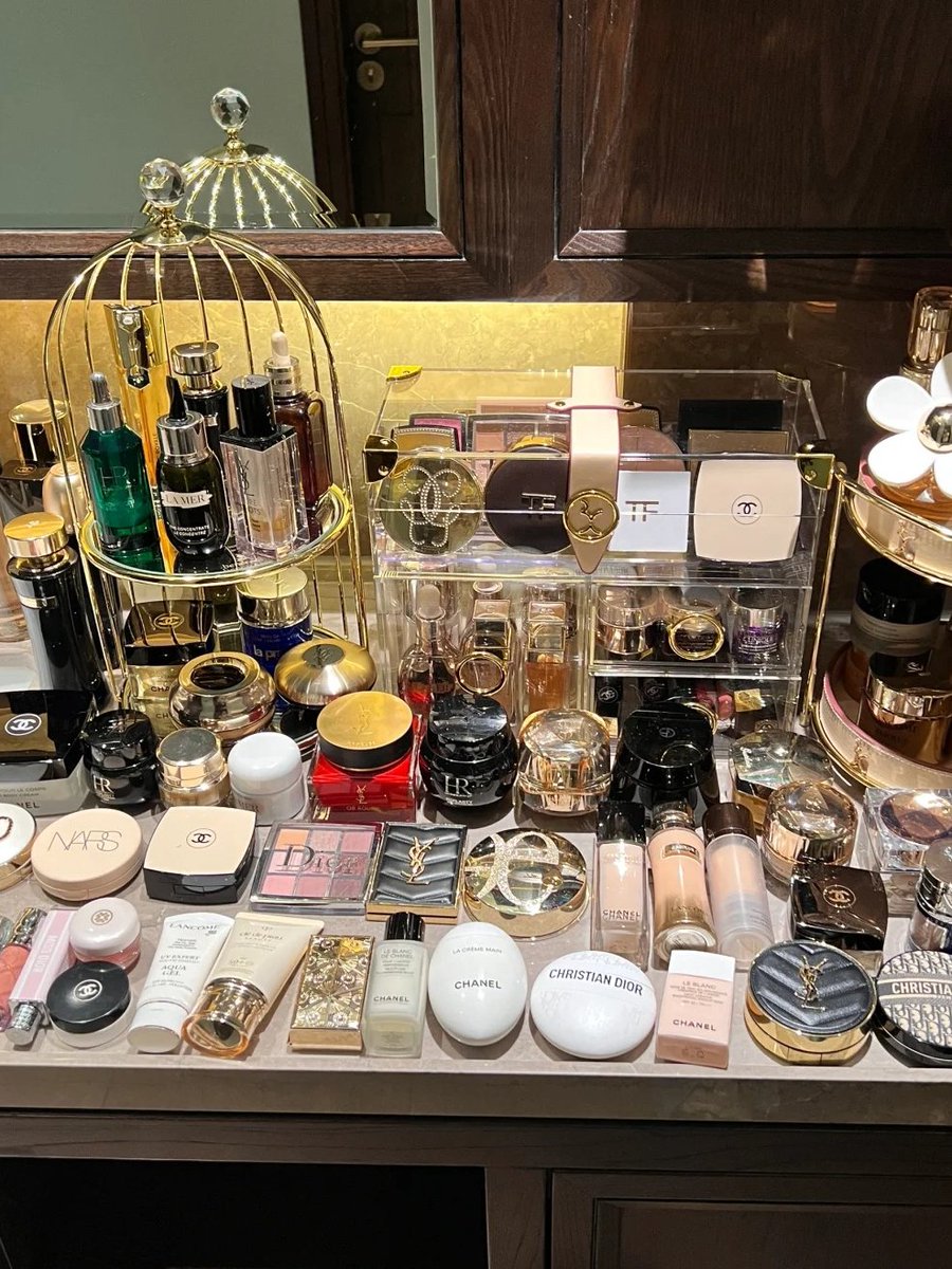 championcel's tweet image. "Wake up and makeup. 💄🌟 #DailyGlam"