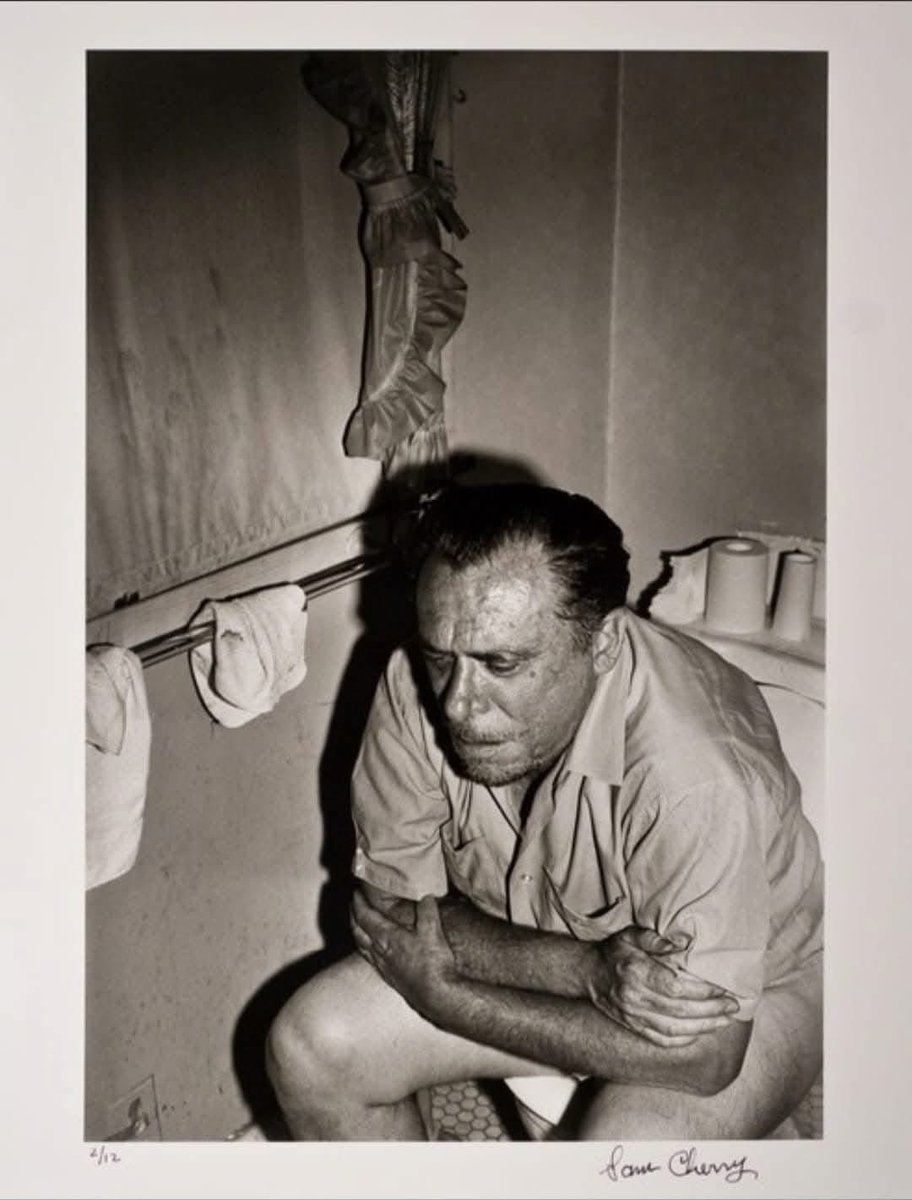 «¿Cómo diablos puede un ser humano disfrutar de que la alarma de un reloj lo despierte a las 5:3O a.m. para brincar de la cama, sentarse en el váter, bañarse y vestirse, comer a la fuerza, cepillarse los dientes y el pelo y encima luchar con el tráfico para llegar a un lugar en