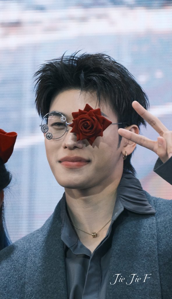 Jannie0515's tweet photo. 玫瑰是浪漫的代名词，而你是浪漫本身🌹

Roses are romance and you are romance 

#OFFROAD #OFFROAD1stFMinNanning #ออฟโรด https://t.co/Jg4i2W3RB6