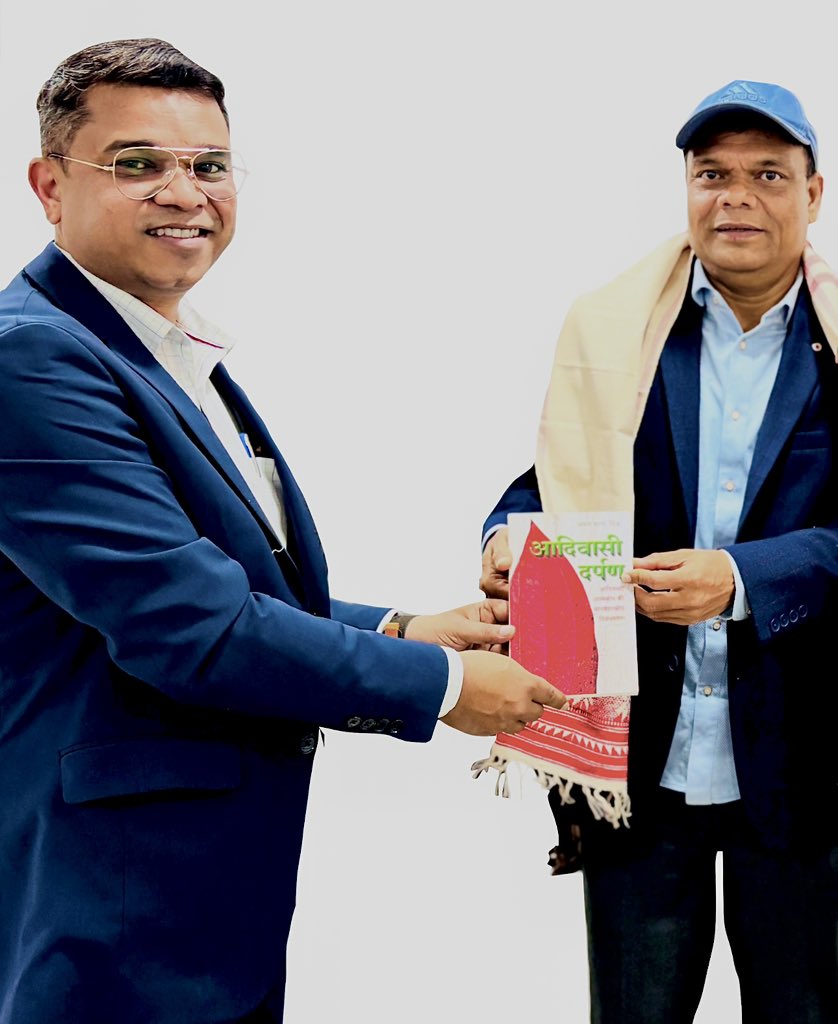 दादा <a href="/chamralindaJMM/">Chamra Linda</a> ने जीवन में संघर्ष देखा है। बाल्यकाल से उन्हें जानता हूँ। बीपीएससी में दो बार साक्षात्कार इन्होंने दिया था। आज भी किताबें पढ़ना इनका शौक है। 
उम्मीद है दादा, आप झारखंडी जनमानस के लिए बेहतर कार्य करेंगे। 
<a href="/HemantSorenJMM/">Hemant Soren</a> <a href="/JmmJharkhand/">Jharkhand Mukti Morcha</a> <a href="/InnerRoads/">Vinay Bharat</a> <a href="/KotwalMeena/">Meena Kotwal (मीना कोटवाल)</a>