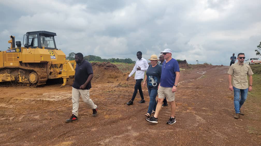 EynatShlein's tweet photo. Drove out of #Liberville to an agricultural project which has a promising potential for @MASHAVisrael cooperation in #Gabon. We met the PM agricultural counselor and toured the chicken houses, fish ponds & and agricultural instruction facility @IsraelMFA @IsraelinCM @@MATCShefayim