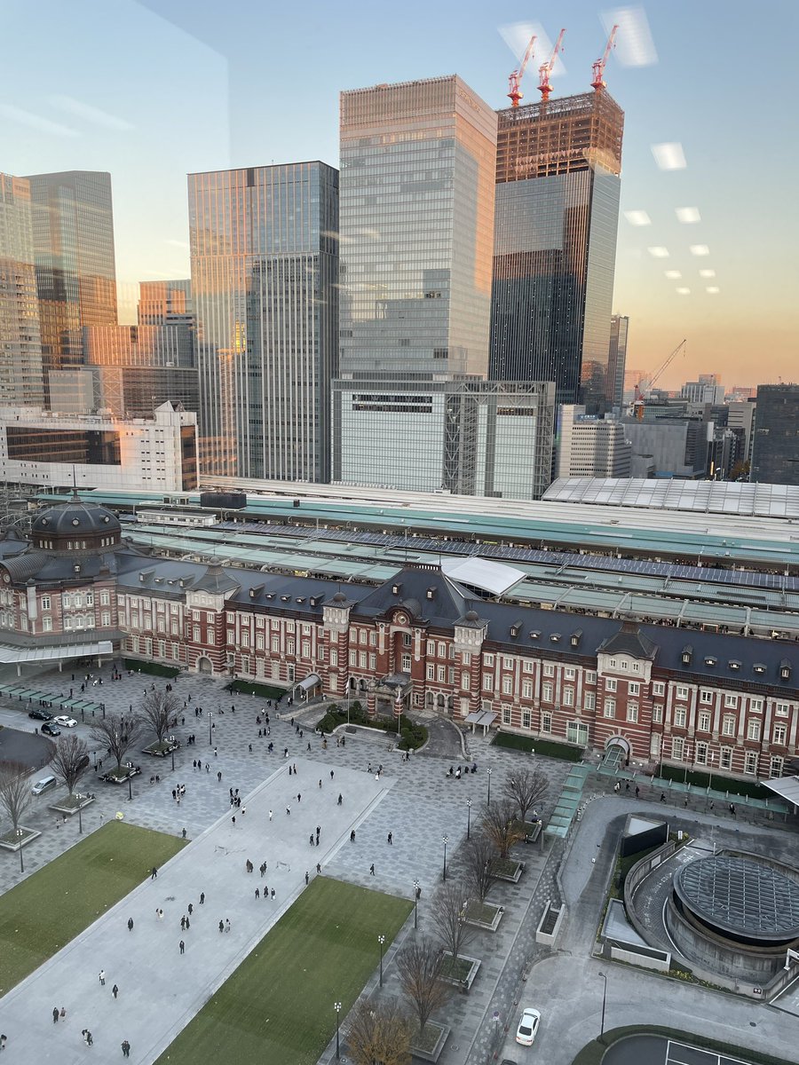 erisan2022's tweet photo. 一等地に集う人でも、地元の人と繋がる面白さ。不思議。一流の方と酒席を共にしても、動じないのって、我ながら笑う。楽しい最高！来年も頑張るぞ！

感謝🙏 https://t.co/p0ZAnF5ToQ