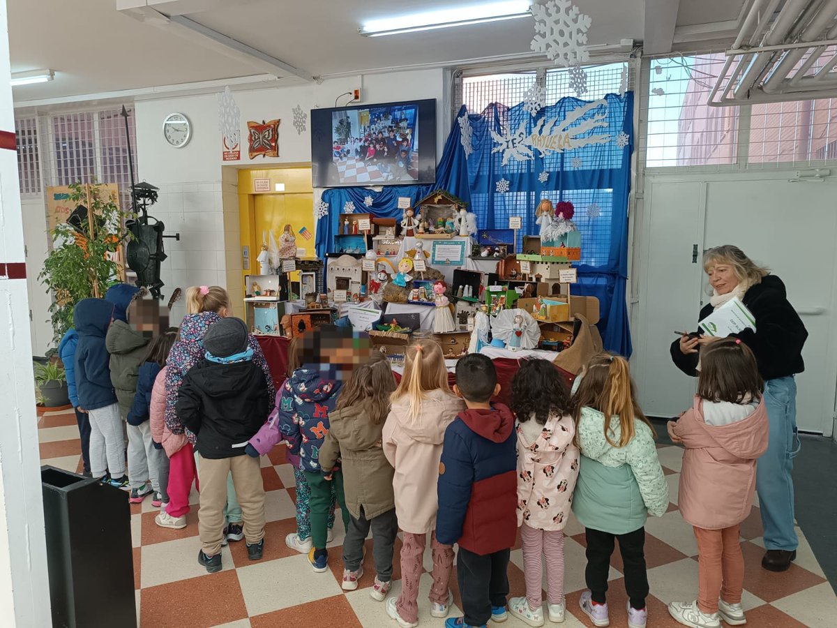 cpblasdeotero's tweet photo. Visita de algunos alumnos del colegio al #IESRayuela para ver su belen. Gracias a nuestra profe Yolanda por llevarles y a la profesora África del Instituto por recibirnos tan bien. https://t.co/5Ool4CEuQT