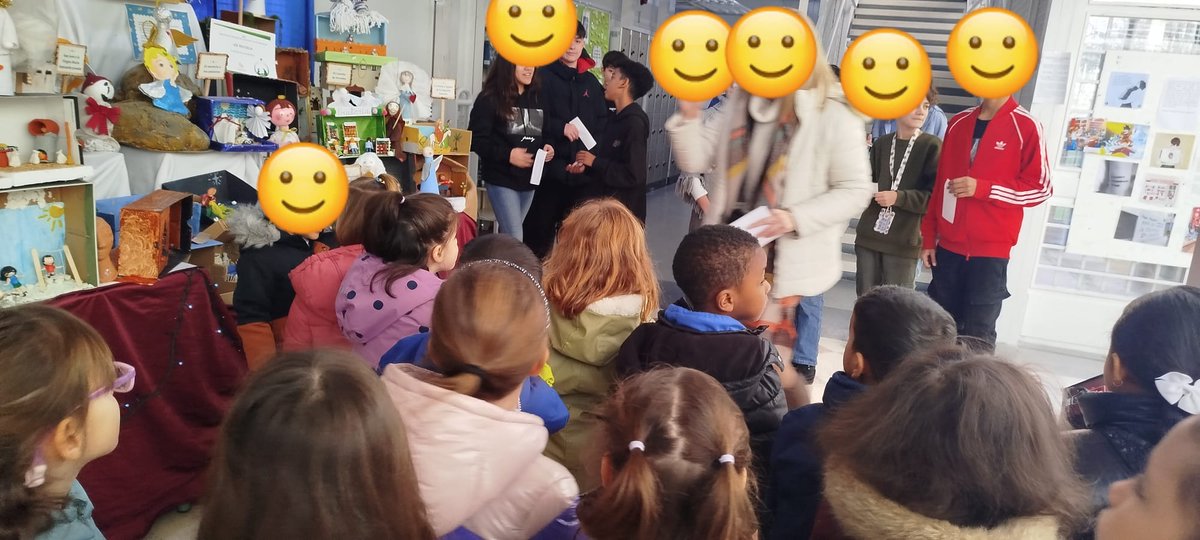 cpblasdeotero's tweet photo. Visita de algunos alumnos del colegio al #IESRayuela para ver su belen. Gracias a nuestra profe Yolanda por llevarles y a la profesora África del Instituto por recibirnos tan bien. https://t.co/5Ool4CEuQT