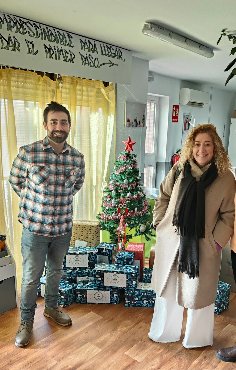 🙋Hoy nos ha visitado <a href="/MercedesULEG/">Mercedes Neria</a> la concejala de educación, infancia y cultura de #Leganes para participar en la sesión navideña del proyecto #PrimerosPasos, de atención a familias con menores de 0 a 6 años. Colaboran el <a href="/AytoLeganes/">Ayuntamiento de Leganés</a> y <a href="/FundlaCaixa/">Fundación ”la Caixa”</a>