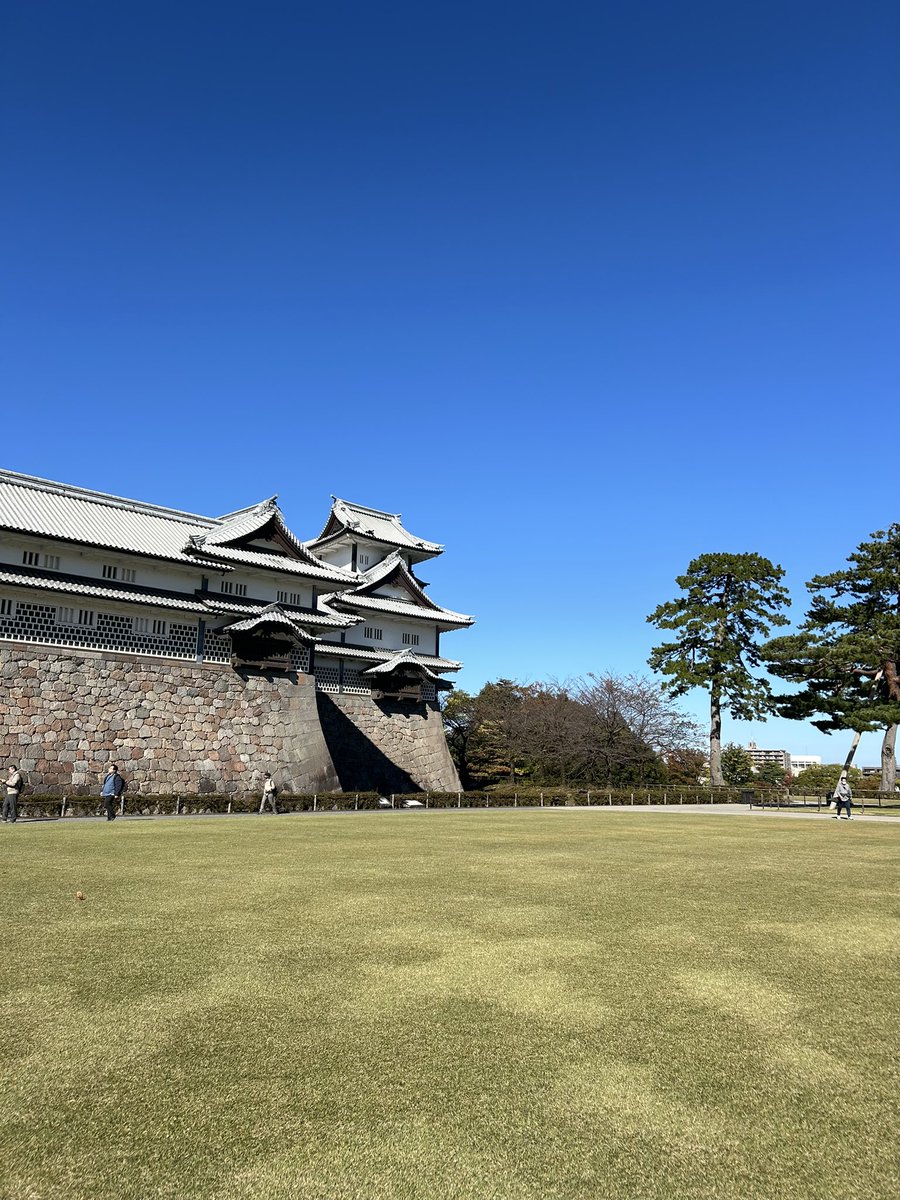 affetuos0's tweet photo. そういえば、先月金沢弾丸旅行に行きました。
初めての北陸新幹線にテンションが上がり、金沢城と兼六園をうろつきました。
とってもいいお天気で、気持ちよかったです☀️ https://t.co/NBJG7ZdNTN