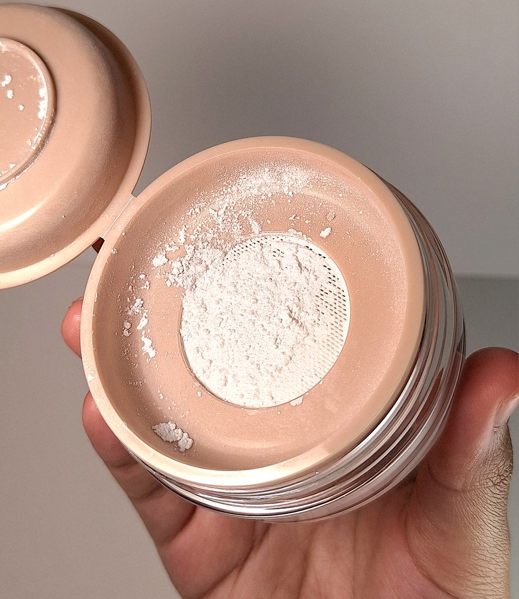 eh kenapa ngga ada yang ngasih tau gue kalo loose powder ini COCOK BGT di oily skin yg mau ngeset complexion dengan finish matte TANPA NGECRACK sama sekali....