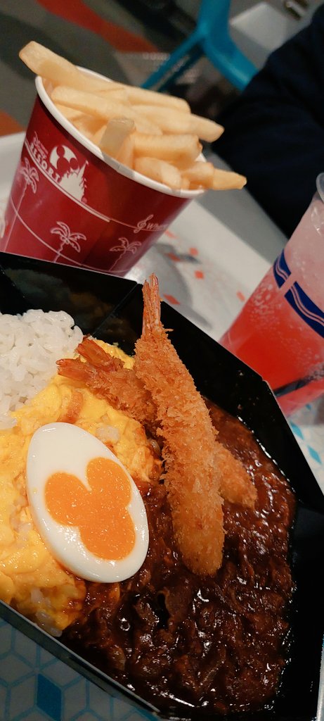 moe___625's tweet photo. 今のディズニーは行っても楽しみ方が分からなくなってしまって、1万円の入場料を払うフードコートみたいになっちゃってる……… https://t.co/g4tzMgFpCz