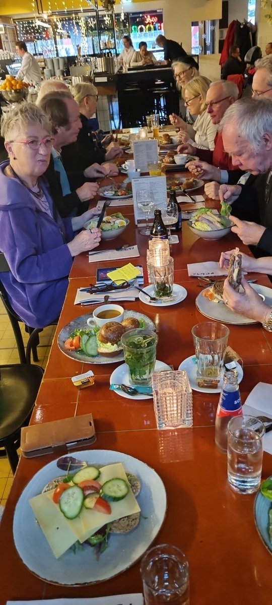 WA_Stads3hoek's tweet photo. Pre #kerstlunch met bewoners projectgroep #Eye eye uit #Stadsdriehoek. https://t.co/PQ2OzqtVz8