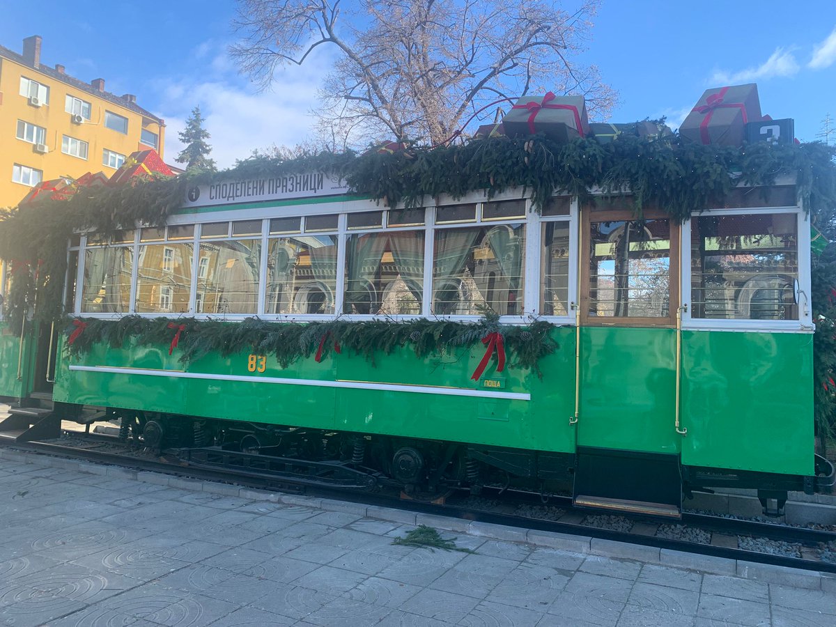 viennaoffices's tweet photo. Also so rausgeputzt hat sich die alte Tram wohl auch noch nie erlebt. 🚋✨ "Tram 83" ist das neue Tourist-Informationszentrum von #VisitSofia. Die Türen der 100 Jahre alten Tram öffnen ab sofort für Besucher und Gäste der bulgarischen Hauptstadt. ❤️ #ViennaOffices https://t.co/GBcTXPFpO6