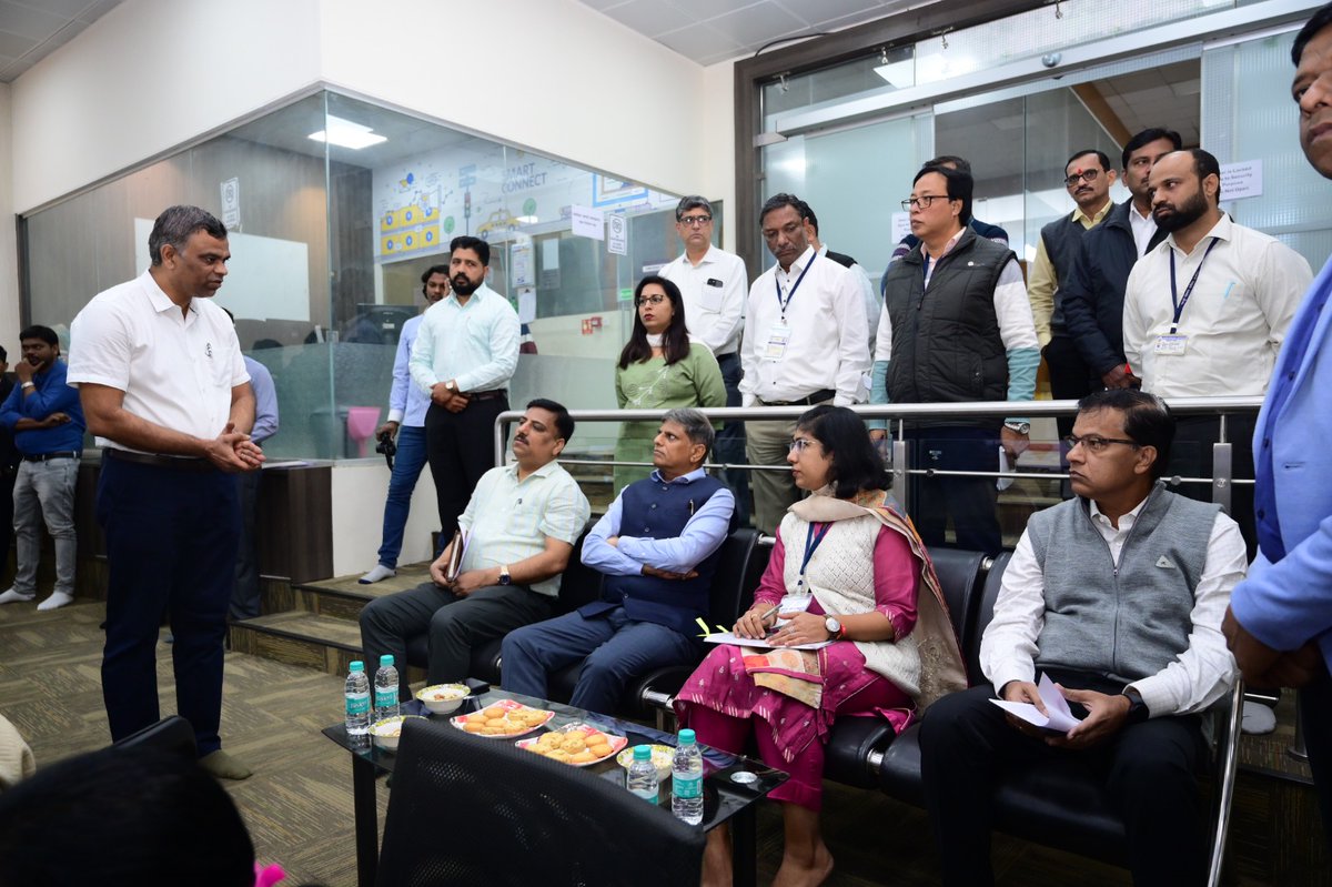 ngpnmc's tweet photo. महाराष्ट्र शासनाच्या नगर विकास विभागाचे प्रधान सचिव डॉ . के.एच. गोविंद राज यांनी मंगळवारी नागपूर महानगरपालिका आणि नागपूर स्मार्ट सिटीच्या विविध विकास प्रकल्पाची पाहणी केली. #NSSCDCL तर्फे नागपूर पोलिसांसाठी तयार करण्यात आलेल्या ‘कमांड कंट्रोल सेंटर’ला देखील त्यांनी भेट दिली. https://t.co/OwiVUvSW1e