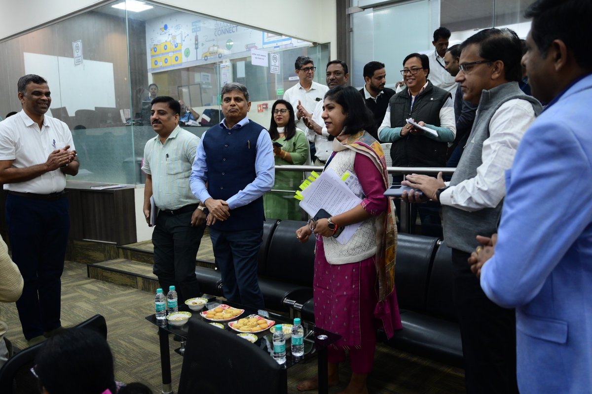 ngpnmc's tweet photo. महाराष्ट्र शासनाच्या नगर विकास विभागाचे प्रधान सचिव डॉ . के.एच. गोविंद राज यांनी मंगळवारी नागपूर महानगरपालिका आणि नागपूर स्मार्ट सिटीच्या विविध विकास प्रकल्पाची पाहणी केली. #NSSCDCL तर्फे नागपूर पोलिसांसाठी तयार करण्यात आलेल्या ‘कमांड कंट्रोल सेंटर’ला देखील त्यांनी भेट दिली. https://t.co/OwiVUvSW1e