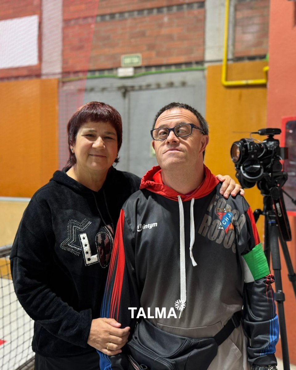 Són el Ramon i la Imma. Ell, un gran seguidor del @chjuneda i ara membre del cos tècnic del 1r equip. Ella, la seva facilitadora, que l'ha acompanyat en aquest procés personal per aconseguir ser un més del club que ha seguit tota la seva vida 🙌

#persones #inclusió #drets