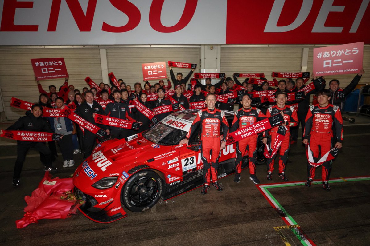 R_Quintarelli's tweet image. ニスモの皆さん、
歴代チームメイトの皆さん、
鈴鹿のレース後のサプライズありがとうございました。
とても嬉しかったです。

#SUPERGT
#Suzuka
#LastRun 
#NISSAN
#NISMO 
#Teammates
#Thankyou