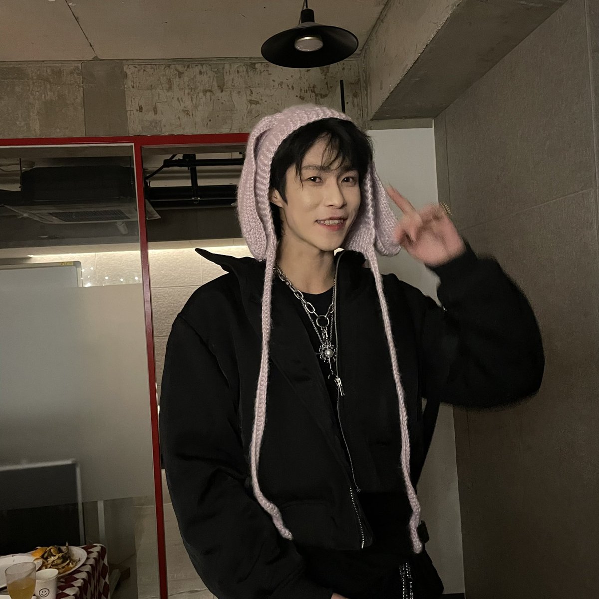 FamyoSama_'s tweet photo. 이거나 또 봐조 내가준 선물을 들고잇는 ���편까지도…. https://t.co/MAd5Xhg6nJ