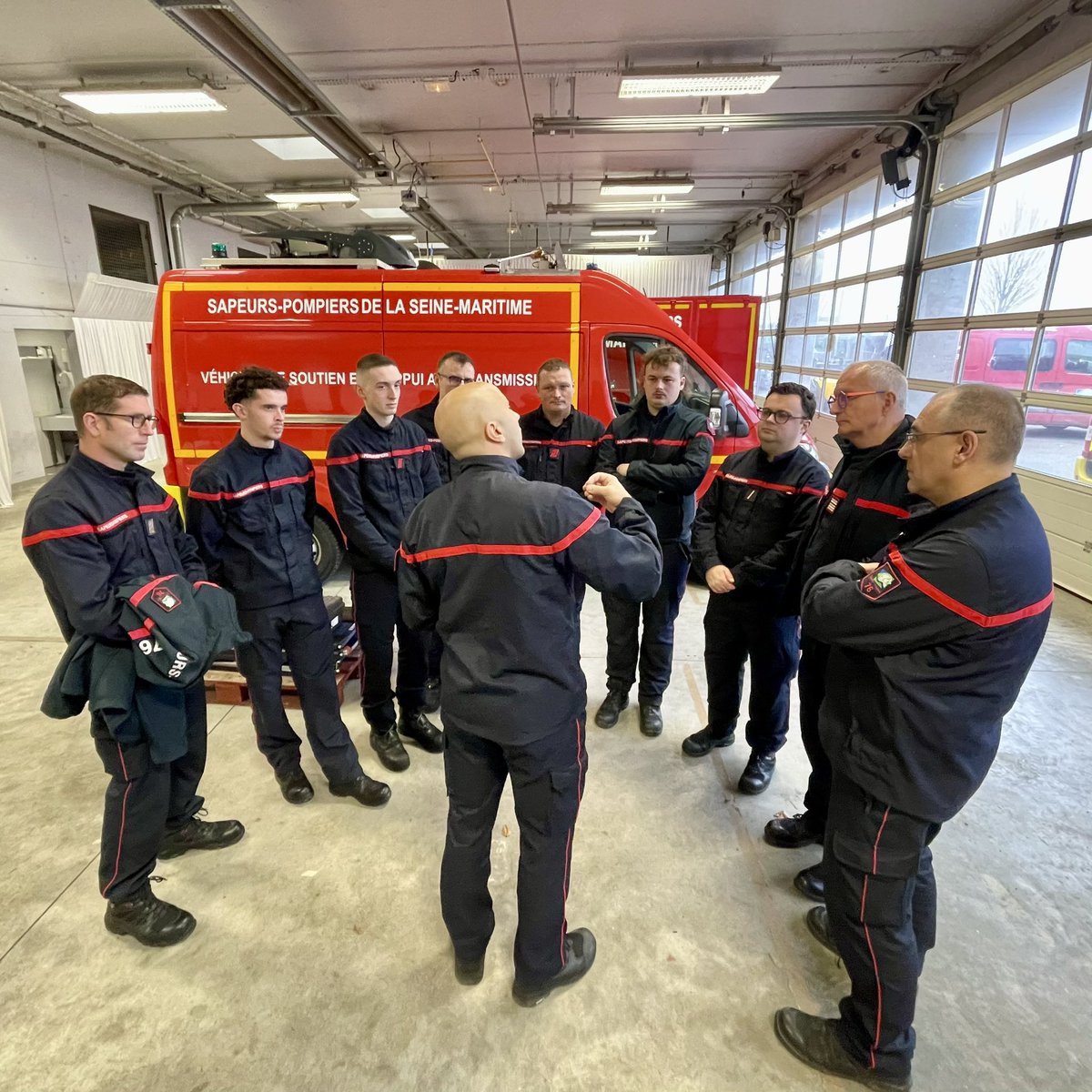 #CycloneChido

Ils sont neuf. Neuf sapeurs-pompiers professionnels et volontaires du <a href="/Sdis76/">Sapeurs-pompiers 76</a> 

Médecin, infirmier, cuisinier, maçon ou chef d’entreprise, pour beaucoup aussi pères de famille. 

Samedi, au lendemain du passage du cyclone Chido à Mayotte, ils se sont portés