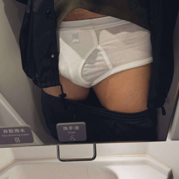 最近想汰換一批內褲⋯⋯但都好新，有人想收嗎🤣🤣🤣