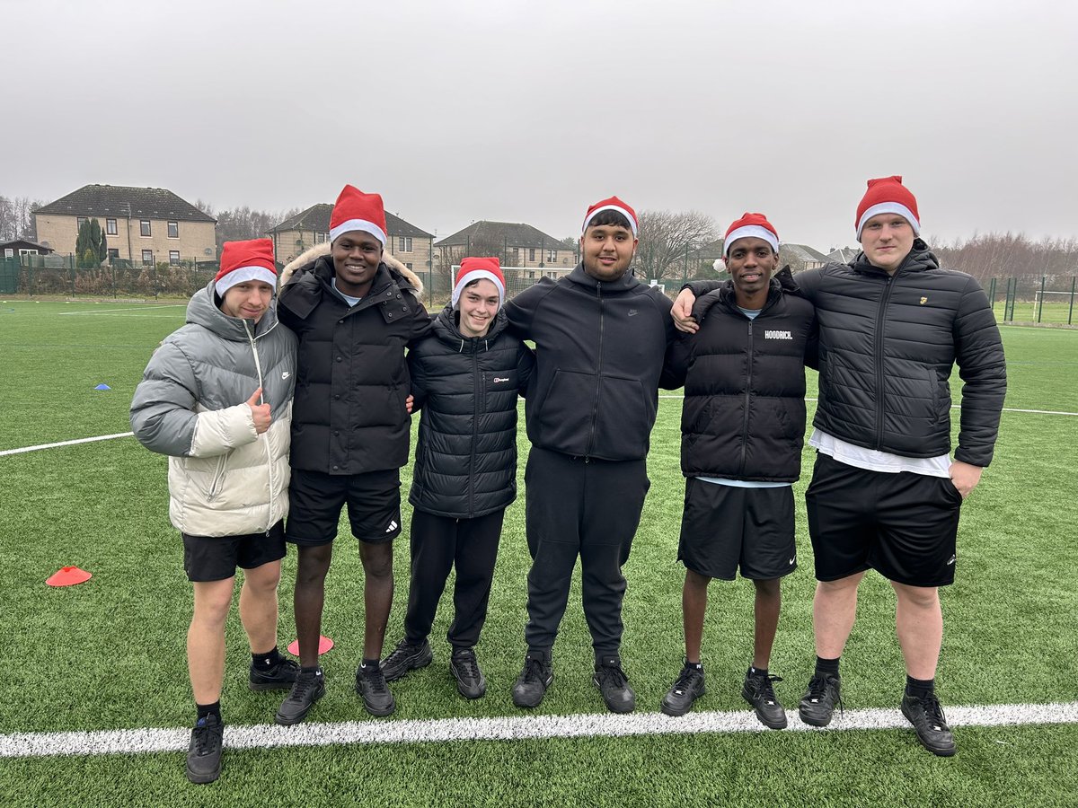 miss_mcleary's tweet photo. Well done to the Sport Leaders for Organising a Santa dash for some of our S1 pupils🎅🏃‍♂️ Thank you very much for the @stmungospta1 for supporting the event with hats and prizes we really appreciate your help! HwbSt. https://t.co/npuZjTpaFe