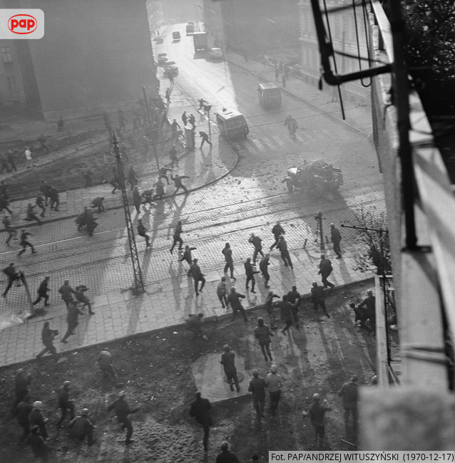 Grudzień 1970 w Szczecinie. Skrzyżowanie ulic Dubois i Sławomira. 17 grudnia 1970 r., milicjanci stojący na ulicy Dubois starali się zatrzymać i rozproszyć robotników maszerujących ze stoczni w kierunku siedziby partii komunistycznej.
