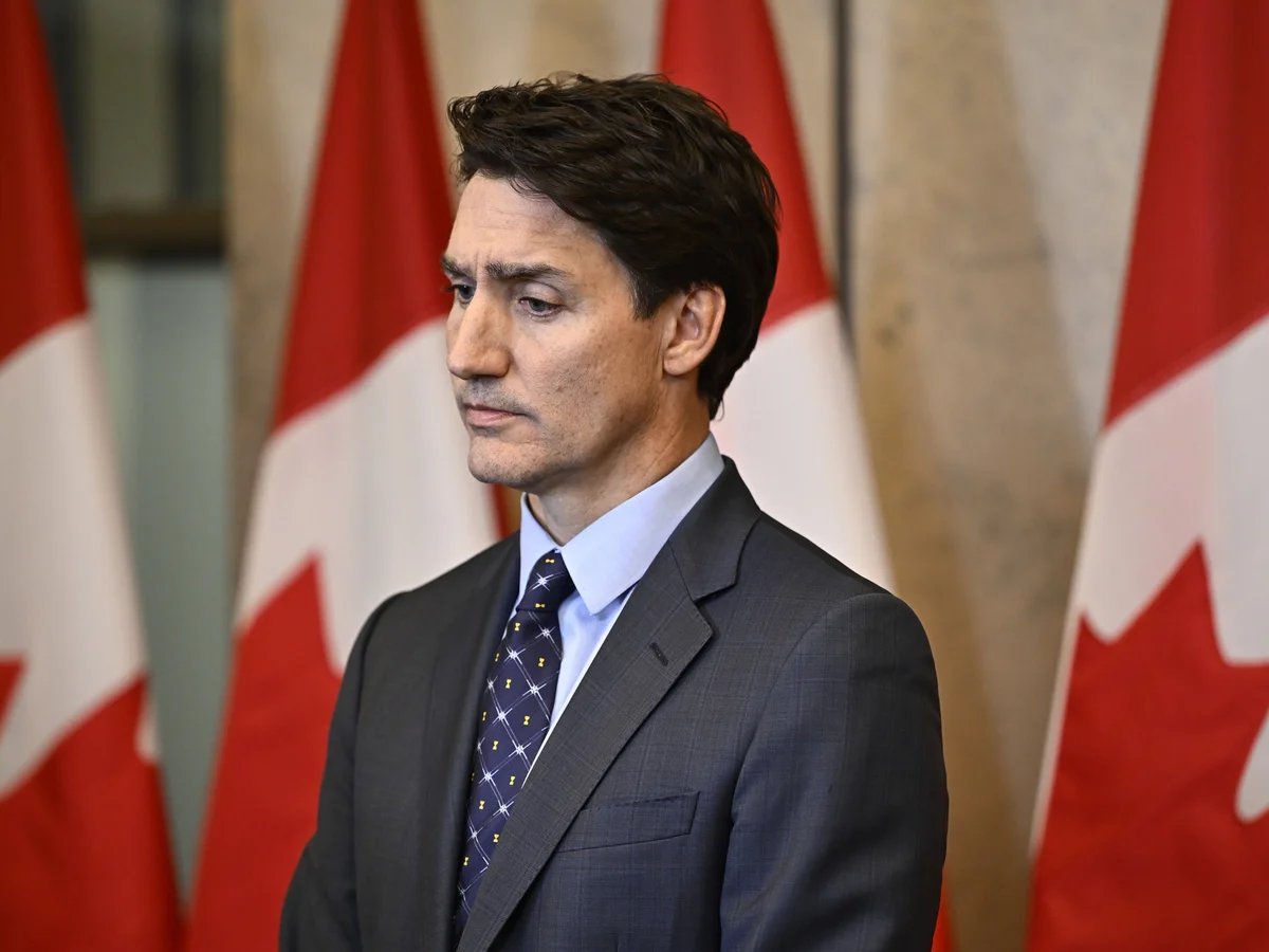 SumitHansd's tweet photo. President Donald Trump trolls “Governor” Justin Trudeau of the “The Great State of Canada”🤣

Justin Trudeau Should Resign Before Destroying Canada https://t.co/b7mtivdqxO