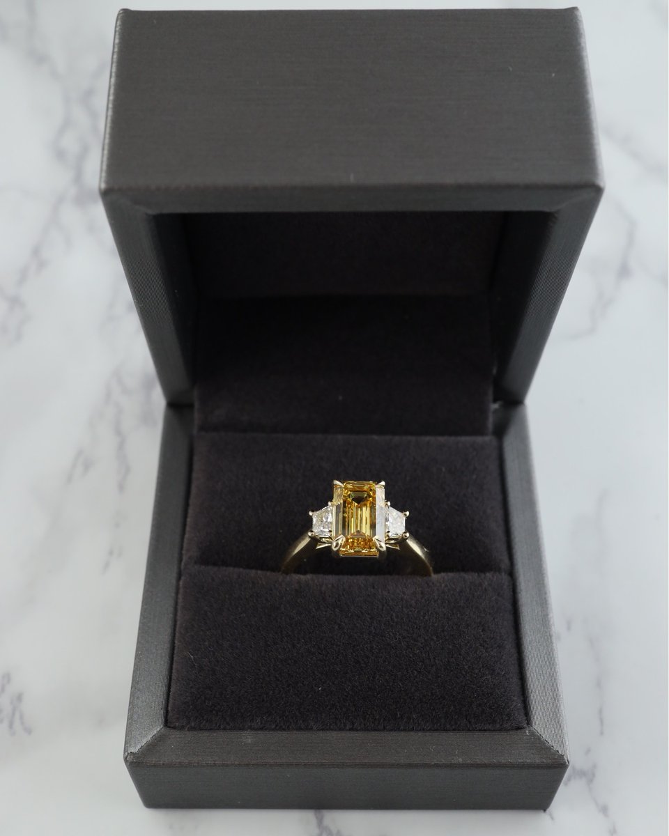 Harmonyjewelsld's tweet photo. Feeling fancy? 💛

Did you know Fancy Yellow diamonds get their vibrant hue from nitrogen? Bold, bright, and oh-so-beautiful! ✨
Swipe to discover some of our bespoke designs!

Comment if you ❤️

#fancyyellowdiamond #fancyyellowdiamonds #fancyyellowdiamondring #FancyYellowDiamondRing #engagementring #engagementringideas #engagementringgoals #trilogyring #londonjewelers #hattongardenjeweller