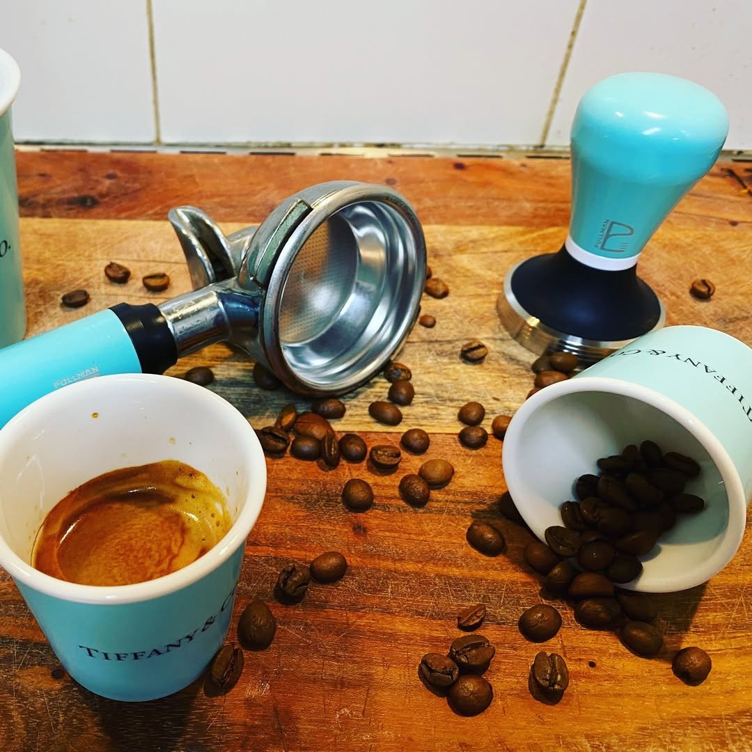 pullmanespresso's tweet image. Channel your inner barista like Tiffany &amp;amp; Co. with Pullman Accessories! ✨Our tools bring luxury and quality to your coffee game. ☕

👉 Take it to the next level: zurl.co/wQ4f