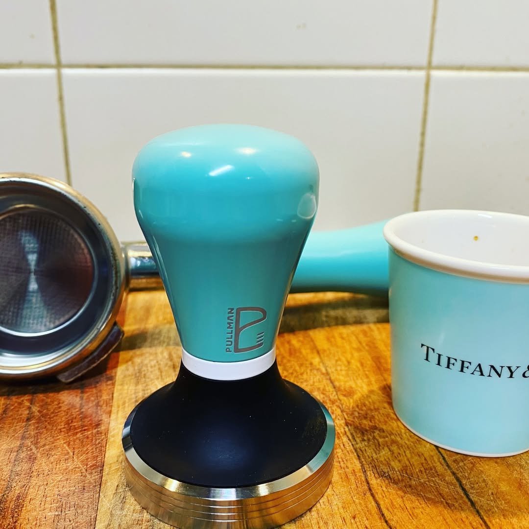pullmanespresso's tweet image. Channel your inner barista like Tiffany &amp;amp; Co. with Pullman Accessories! ✨Our tools bring luxury and quality to your coffee game. ☕

👉 Take it to the next level: zurl.co/wQ4f