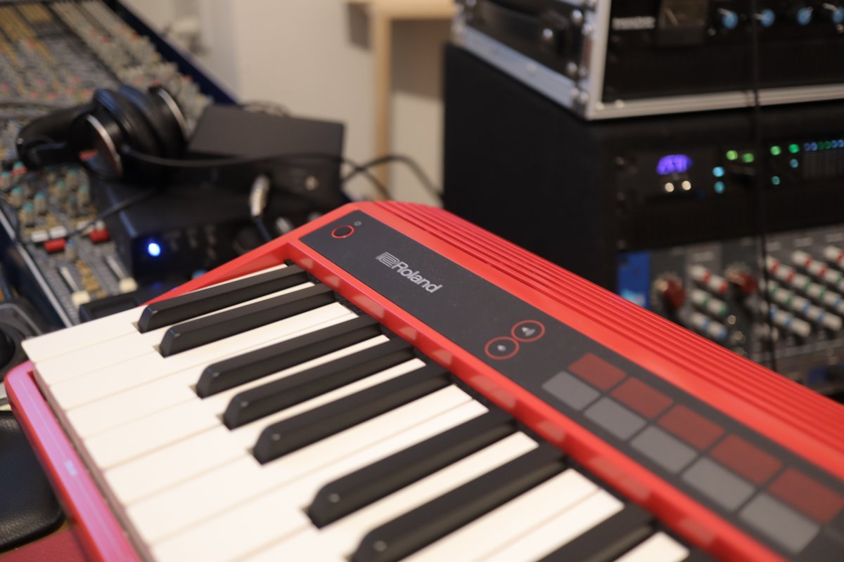 shinyasstudio2's tweet image. My new エレピ。
SSLの赤と合わせました。きゃー！！！
遊びにきてね〜（アコギもあります）
#roland #gokey #go61k #ssl9000j #ssl4000e